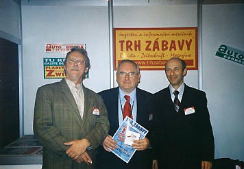 Na stánku TRH ZÁBAVY, zleva: P. Janoušek, vydavatel TRH ZÁBAVY, E. Wiecha, vydavatel INTERPLAY (PL), W. Malinowski, pořadatel výstavy SUREXPO
