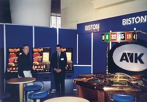 Uprostřed pan Frühauf, ředitel liberecké firmy BISTON