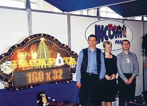 Zleva pan Tóth, sl. Lenka Havlíčková a pan Hynek Bartoš z pražské firmy INCOME