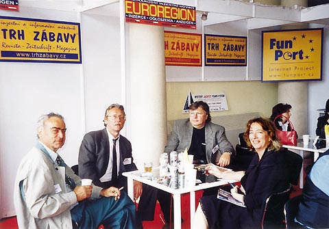 Zleva: Massimo Ranalli, vydavatel italského MONDO AUTOMATICO, Pavel Janoušek, vydavatel TRHU ZÁBAVY, Josef Záluský (EUROREGION), Katia Martinez ze španělské firmy R. FRANCO