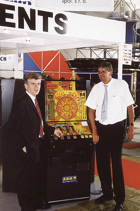 Zleva: pánové Wim Wouters (EUROCOIN) a Charles Roos (LAGERWEIJ) s novinkou REVOLUTION